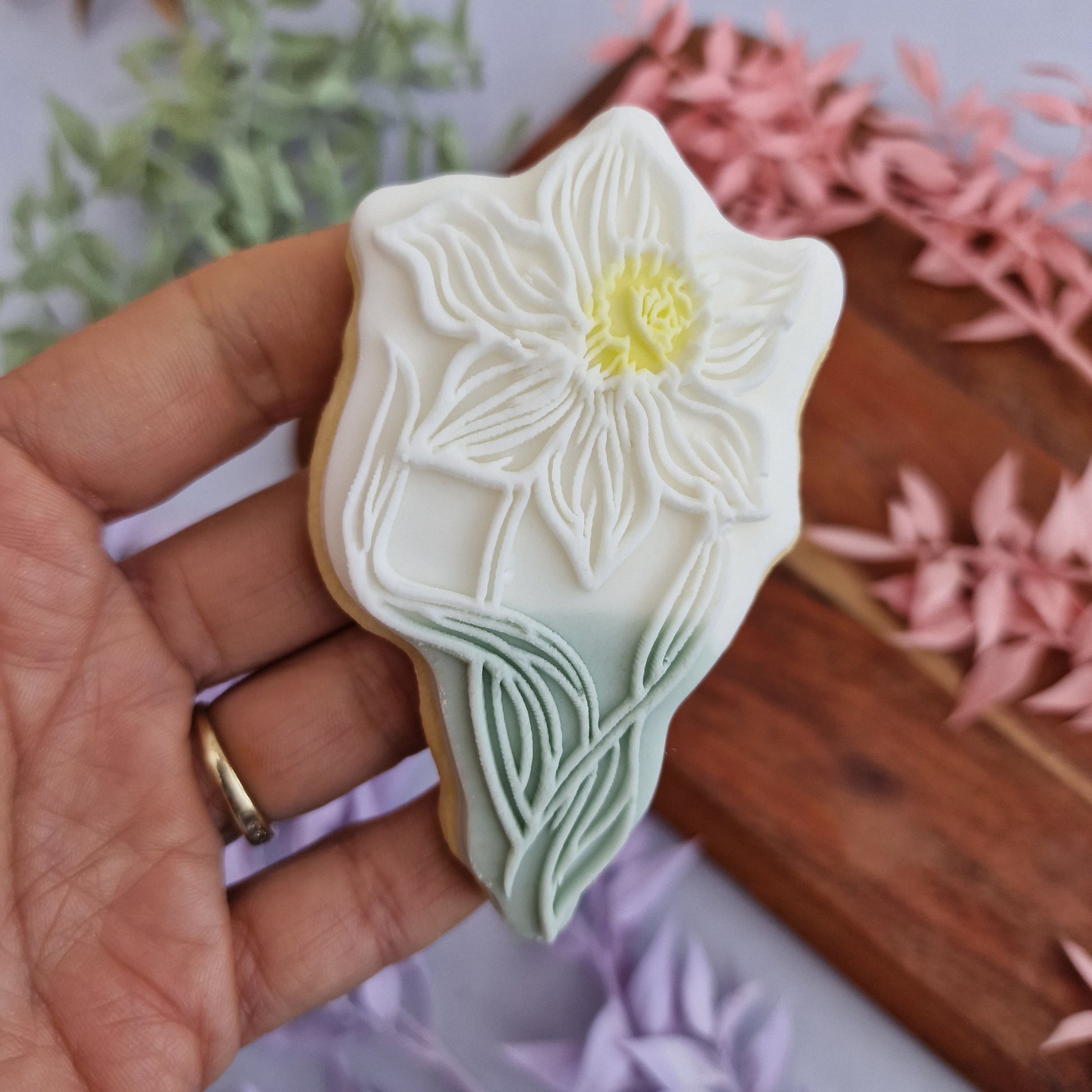 Daffodil - stamp and matching cutter image 1