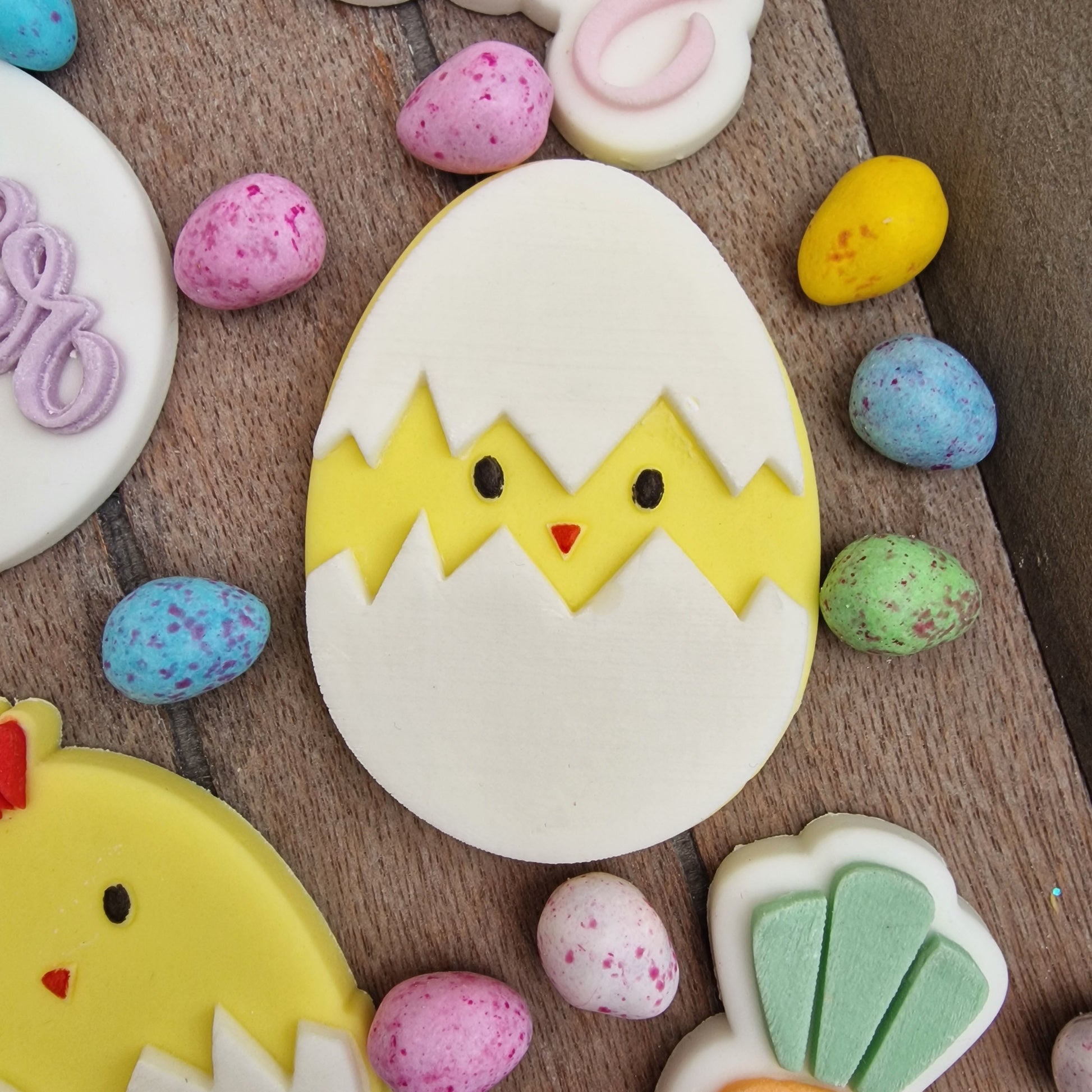 Peeping Chick -  Deboss and Cutter image 1